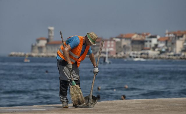 Aprila, maja in junija, torej v mesecih, ko je država prejemala davke za poslovanje med epidemijo, so se prilivi DDV medletno zmanjšali za tretjino. Foto Blaž Samec