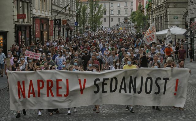 Protivladni protestniki so se zbrali petnajstič zapored. FOTO: Blaž Samec/Delo