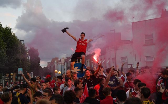 Pred štadionom Emirates je prišlo do velikega slavja Arsenalovih navijačev. FOTO: Justin Tallis/AFP