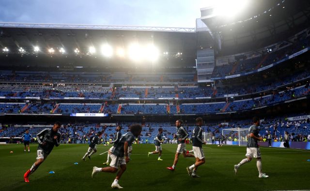 Realov štadion Santiago Bernabeu po pandemiji koronavirusa klubu seveda ne prinaša načrtovanih prihodkov. FOTO: Juan Medina/Reuters