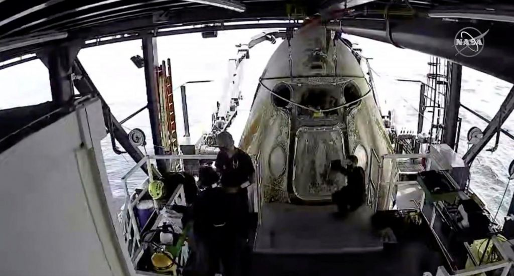 FOTO:Astronavta in testni dragon uspešno pristali v Mehiškem zalivu
