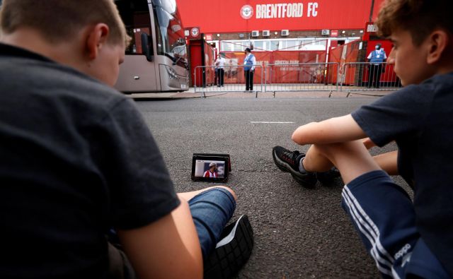 Navijači Brentforda niso mogli v živo spremljati zadnje tekme v legendarnem Griffin Parku. Foto John Sibley/Reuters