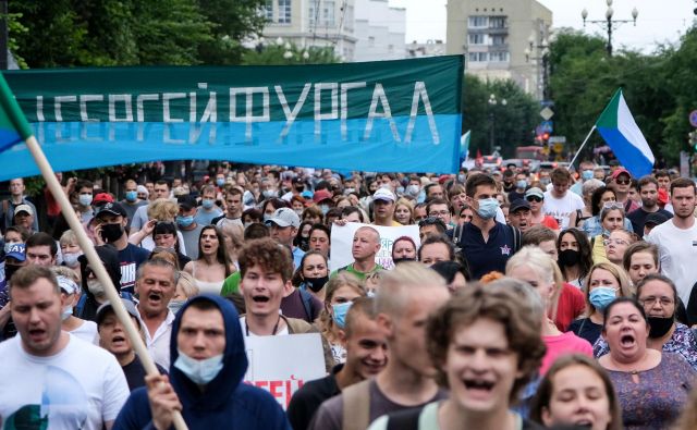 V soboto se je na protestih v Habarovsku in več mestih na ruskem daljnem vzhodu že četrtič zapored zbralo več deset tisoč ljudi. Foto Aleksander Janišev/AFP