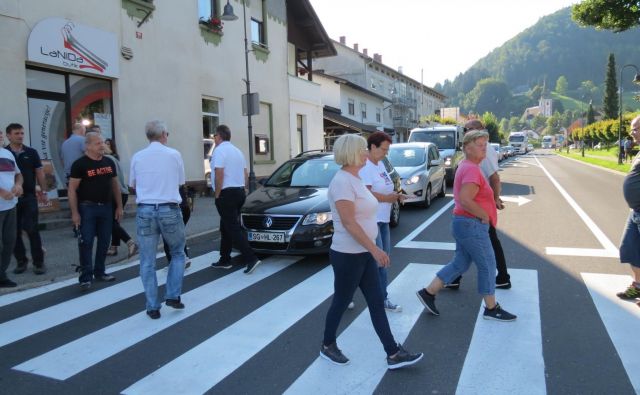 Na Koroškem s protesti zahtevajo cesto, na Dolenjskem pa so nezadovoljni s potekom trase, saj jim bo vsak dan 20.000 tovornjakov rohnelo nad glavami. FOTO: Mateja Kotnik/Delo