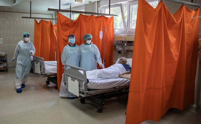 Prizor iz bolnišnice v Beogradu. Na respiratorjih je v Srbiji 132 ljudi. FOTO: Marko Djurica/Reuters