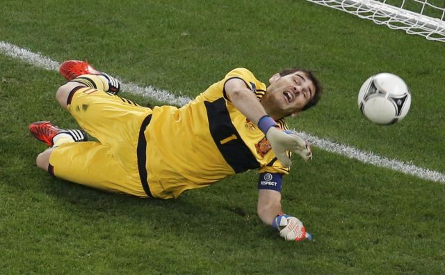 Iker Casillas je z izjemnimi obrambami reševal tako Real Madrid kot špansko reprezentanco. FOTO: Yves Herman/Reuters