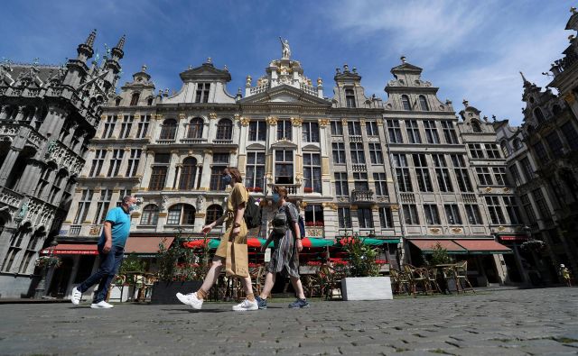 Tudi bruseljski trgi v poletnih dneh bolj ko ne samevajo. FOTO: Yves Herman/Reuters