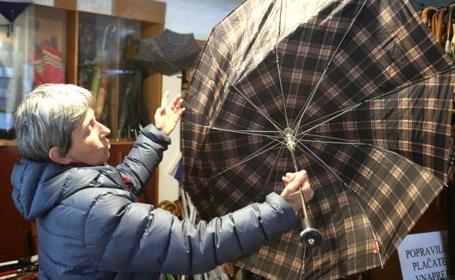 Ste vedeli, da na Trubarjevi, v središču prestolnice, gospa popravlja dežnike? FOTO: Igor Mali