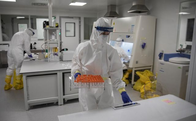 Preiskave koronavirusa v laboratoriju v Beogradu. FOTO: Marko Djurica/Reuters