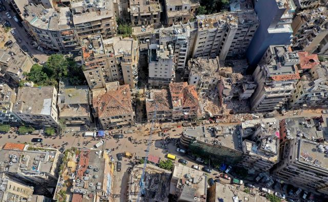 Beirut žaluje, ljudje s prstom kažejo na nekompetentno vlado, hiše so videti, kot da je mesto sredi vojne. Foto: Afp