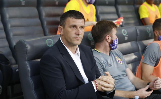 Mariborski trener Sergej Jakirović čaka na rezultate današnjih testiranj nogometašev Aluminija. FOTO: Leon Vidic
