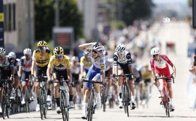 Primoža Rogliča (v ospredju levo) je na ciljni črti 1. etape dirke Tour de l&#39;Ain presenetil mladi Italijan Andrea Bagioli. FOTO: Guillaume Horcajuelo/Tour de l&#39;Ain