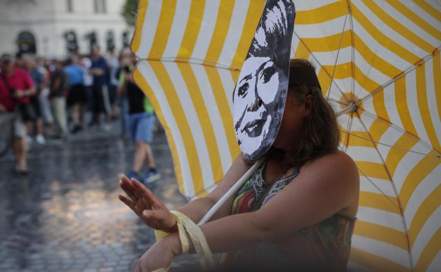 Protestniki so s performansom uprizorili politike. FOTO: Uroš Hočevar/Delo