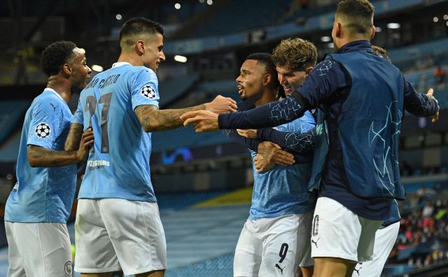 Nogometaši Manchester Cityja so se takole veselili zaslužene uvrstitve v četrtfinale lige prvakov. FOTO: Oli Scarff/AFP