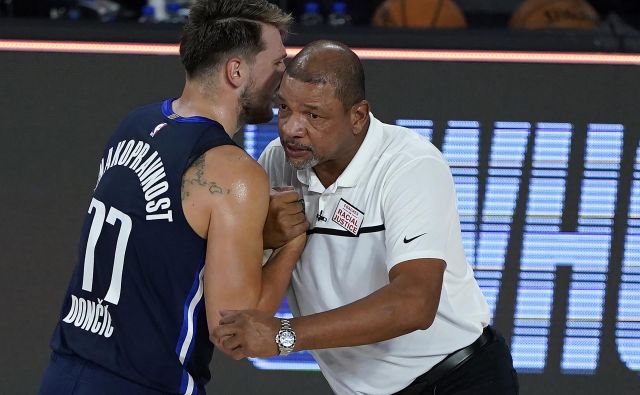 Luka Dončić se je med zadnjo tekmo zapletel v pogovor s trenerjem Los Angeles Clippers Docom Riversom. FOTO: Ashley Landis/Usa Today Sports