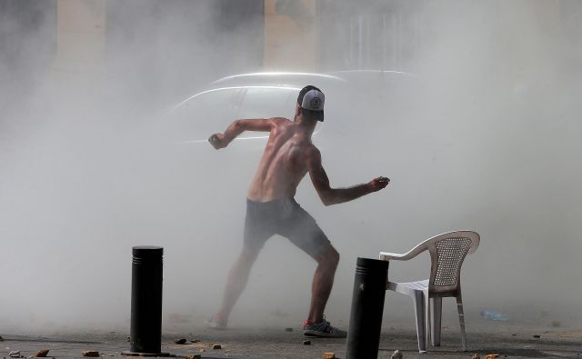 Libanonci so se odpravili na ulice, saj želijo spremembo oblasti. FOTO: STR / AFP