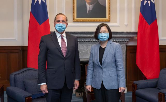 Ameriški minister za zdravje Alex Azar se je s tajvansko predsednico Tsai Ing-wen pogovarjal o »treh ­pomembnih temah«. FOTO: AFP