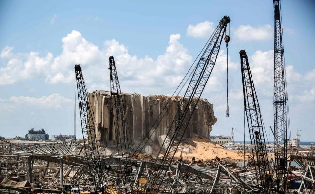 Vojska je napovedala prekinitev operacije iskanja in reševanja v pristanišču, epicentru tragedije, kjer preživelih niso našli. FOTO: Patrick Baz/AFP