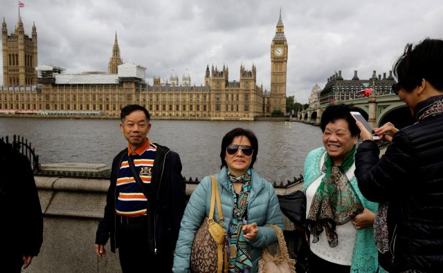 Kitajski turisti si radi ogledajo Veliko Britanijo, tudi zato, ker je proti cesarstvu Qing vodila opijske vojne. FOTO: Kevin Coombs/Reuters