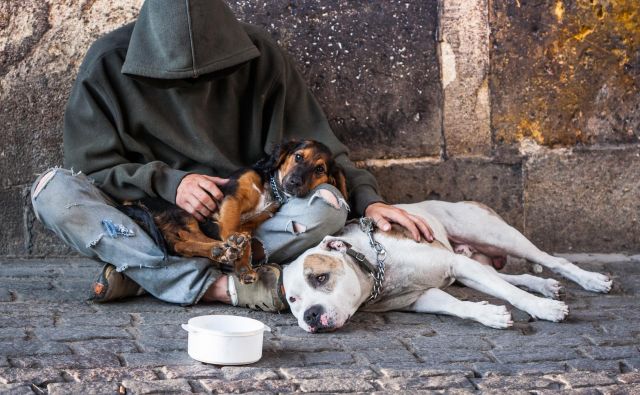 Stiske ljudi bodo zaradi posledic pandemije le še hujše. FOTO: Shutterstock