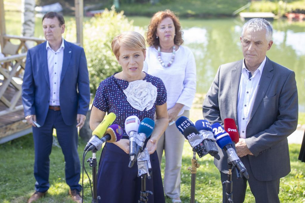 FOTO:Poslanci Desusa Aleksandro Pivec pozvali k odstopu