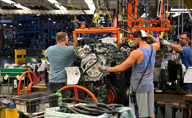 Kljub težavam se izboljšuje tudi globalna industrijska proizvodnja. FOTO: Harrison McClary/Reuters