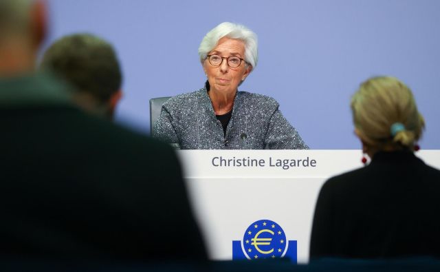 Christine Lagarde, predsednica ECB, vztraja pri kratkoročni obrestni meri –0,5 odstotka za depozite bank. FOTO: Kai Pfaffenbach/Reuters
