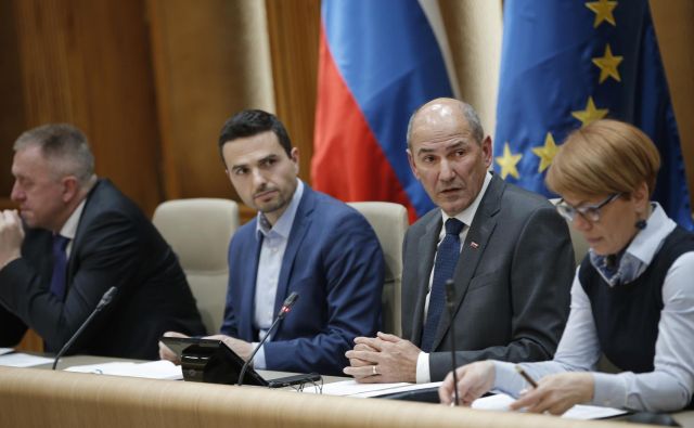 Od leve proti desni: gospodarski minister Zdravko Počivalšek, obrambni minister Matej Tonin, premier Janez Janša in kmetijska ministrica Aleksandra Pivec. FOTO: Jure Eržen/Delo