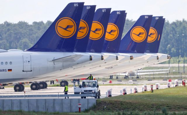 Edino podjetje, ki ga je država doslej reševala z lastniškim vstopom, je Lufthansa, kjer ima država zdaj 20-odstotni lastniški delež.<br />
Foto Fabrizio Bensch/Reuters