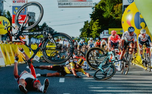 Za veliko nesrečo je bil krivec Dylan Groenewegen. FOTO: Szymon Gruchalski/AFP