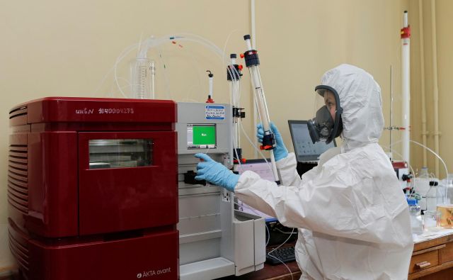 Znanstvenik v laboratoriju inštituta Gamaleja, kjer so razvili cepivo, ki so ga ruski regulatorji tudi že odobrili. <br />
FOTO: Russian Direct Investment Fund/Reuters