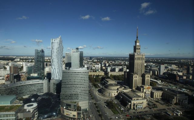 Z vstopom številnih tujih multinacionalk v zadnjih 20 letih je Varšava postala pomembno regijsko središče. Spremenila se je tudi podoba dela mesta, ki je v delu posejan z visokimi poslovnimi stolpnicami. FOTO: Kacper Pempel/Reuters