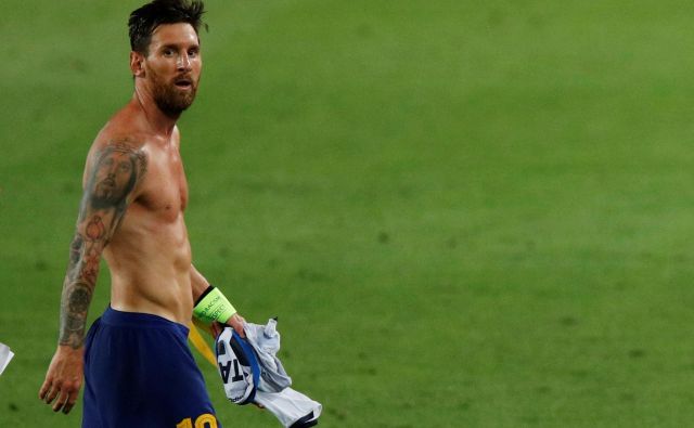 Odgovorni argentinskemu zvezdniku Lionelu Messiju, ki bo poskušal jutri s soigralci pri Barceloni izločiti nogometaše Bayerna, poslej odsvetujejo menjavo dresa. FOTO: Reuters