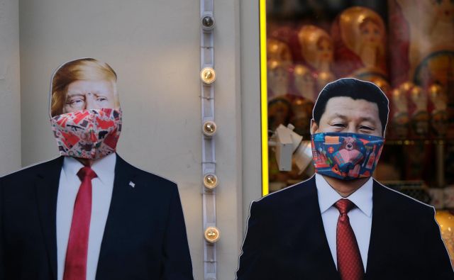 Podobi ameriškega predsednika Donalda Trumpa in kitajskega voditelja Xi Jinpinga z maskama v moskovski trgovini. Foto Evgenia Novozhenina Reuters