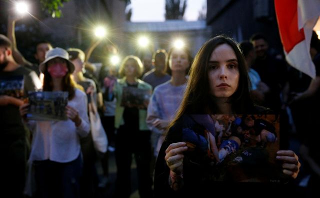 Protesti v Minsku in drugod po Belorusiji potekajo od nedelje, ko so najprej objavili rezultate vzporednih volitev, sledila je še objava uradnih. Sodeč po teh je Aleksander Lukašenko osvojil 80 odstotkov glasov. FOTO: Valentin Ogirenko/Reuters