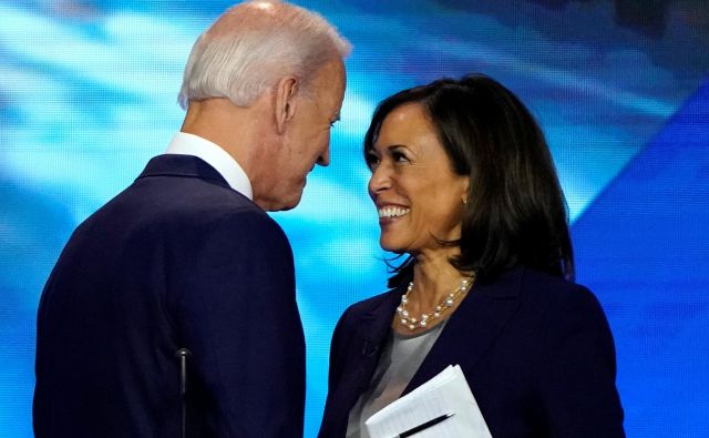 Joe Biden očitno ni zameril Kamali Harris, da ga je med demokratskimi televizijskimi soočenji lani ostro napadla zaradi podpore zagovornikom rasne segregacije. Foto Mike Blake/Reuters