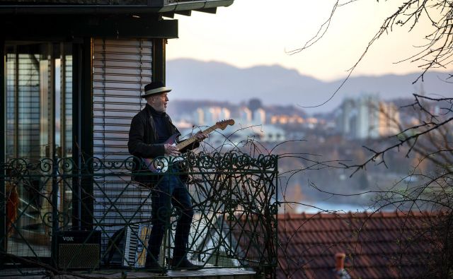 Vlado Kreslin med nastopom na domačem balkonu. FOTO: Matej Družnik/Delo