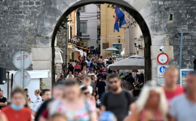 Gneča turistov v Zadru. FOTO: Denis Lovrović/AFP