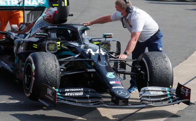 Mercedesovi mehaniki morajo pogruntati, kako preprečiti tako hitro obrabo in poškodbo gum ob toplem vremenu. Foto: Frank Augstein/AFP
