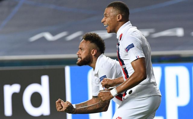 Udarna pariška zvezdnika Neymar in Kylian Mbappe sta se takole veselila uvrstitve v polfinale lige prvakov. FOTO: David Ramos/AFP