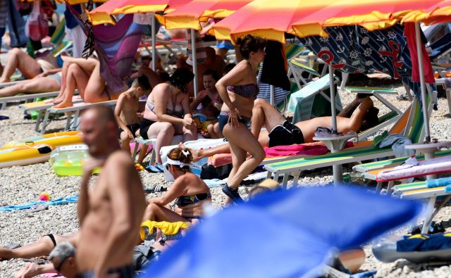 Gneče na Hrvaških plažah. FOTO: Denis Lovrovic/AFP