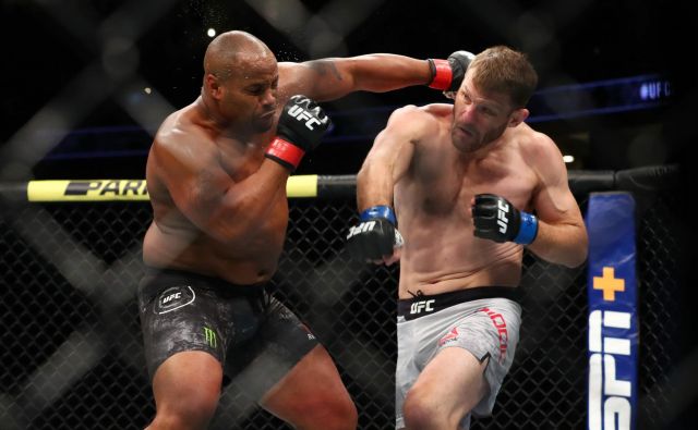 Daniel Cormier (levo) in Stipe Miočić (desno) napovedujeta nov spektakularen obračun. FOTO: Joe Scarnici/AFP