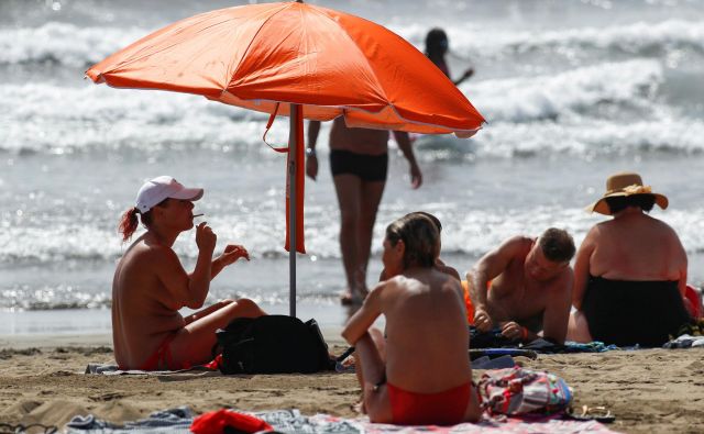 Evropske države v zadnjih tednih z zaskrbljenostjo opazujejo slabšanje epidemiološkega stanja v Španiji, priljubljeni turistični destinaciji. FOTO: Borja Suarez/Reuters