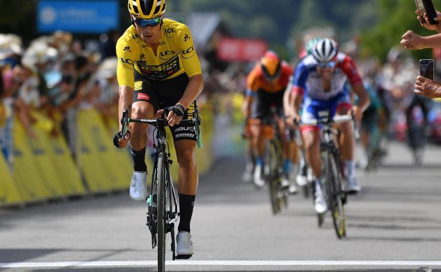 Primož Roglič v šprintu za 2. mesto ni imel težav s tekmeci. FOTO: Justin Setterfield/AFP