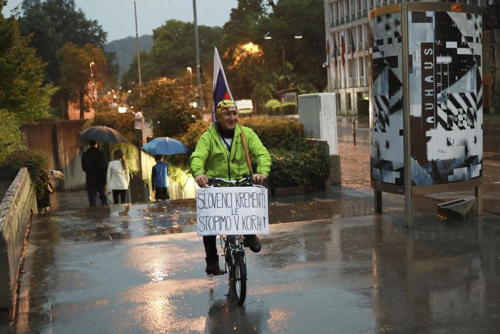 FOTO:Tokratni protest proti zapravljanju za orožje