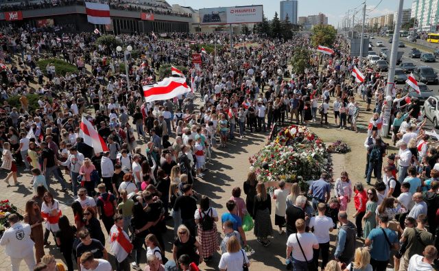 Udeleženci shoda so se spomnili Aleksandra Tarajkovskija, ki izgubil življenje med protivladnimi protesti. FOTO: Vasily Fedosenko/Reuters