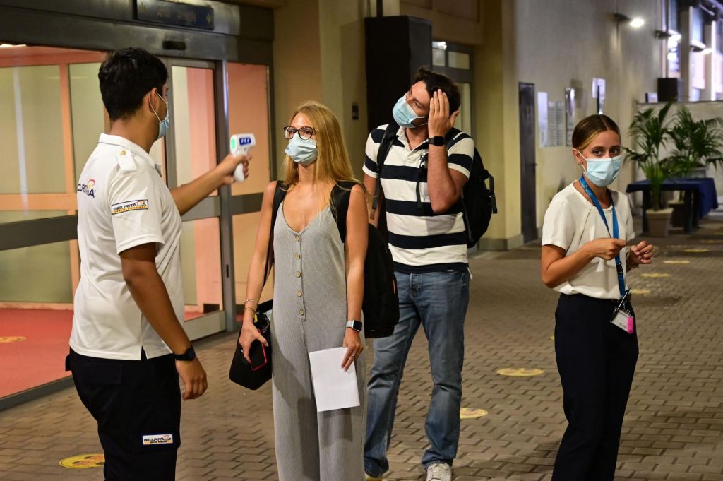 FOTO:Italija v večernih in nočnih urah uvaja obvezno nošenje maske