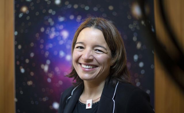 Dr. Maruša Bradač je profesorica na oddelku za fiziko in astronomijo na univerzi v Davisu (University of California). Proučuje lastnosti temne snovi in prve galaksije, ki so nastale v vesolju, je vodja več velikih opazovalnih projektov na največjih observatorijih in satelitih. Foto Jože Suhadolnik