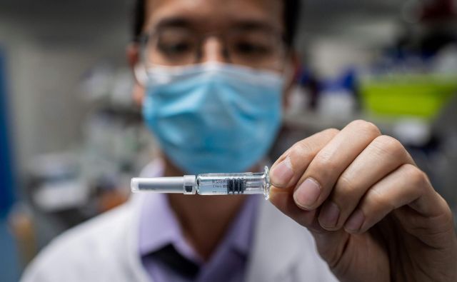 Novi patent ne pomeni, da bodo kmalu zagnali množično proizvodnjo cepiva. Foto: Nicolas Asfouri/Afp
