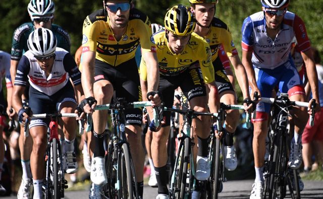 Primož Roglič (v sredini) je tudi na kriteriju Dauphiné potrdil svojo kakovost. FOTO: Anne-Christine Poujoulat/AFP